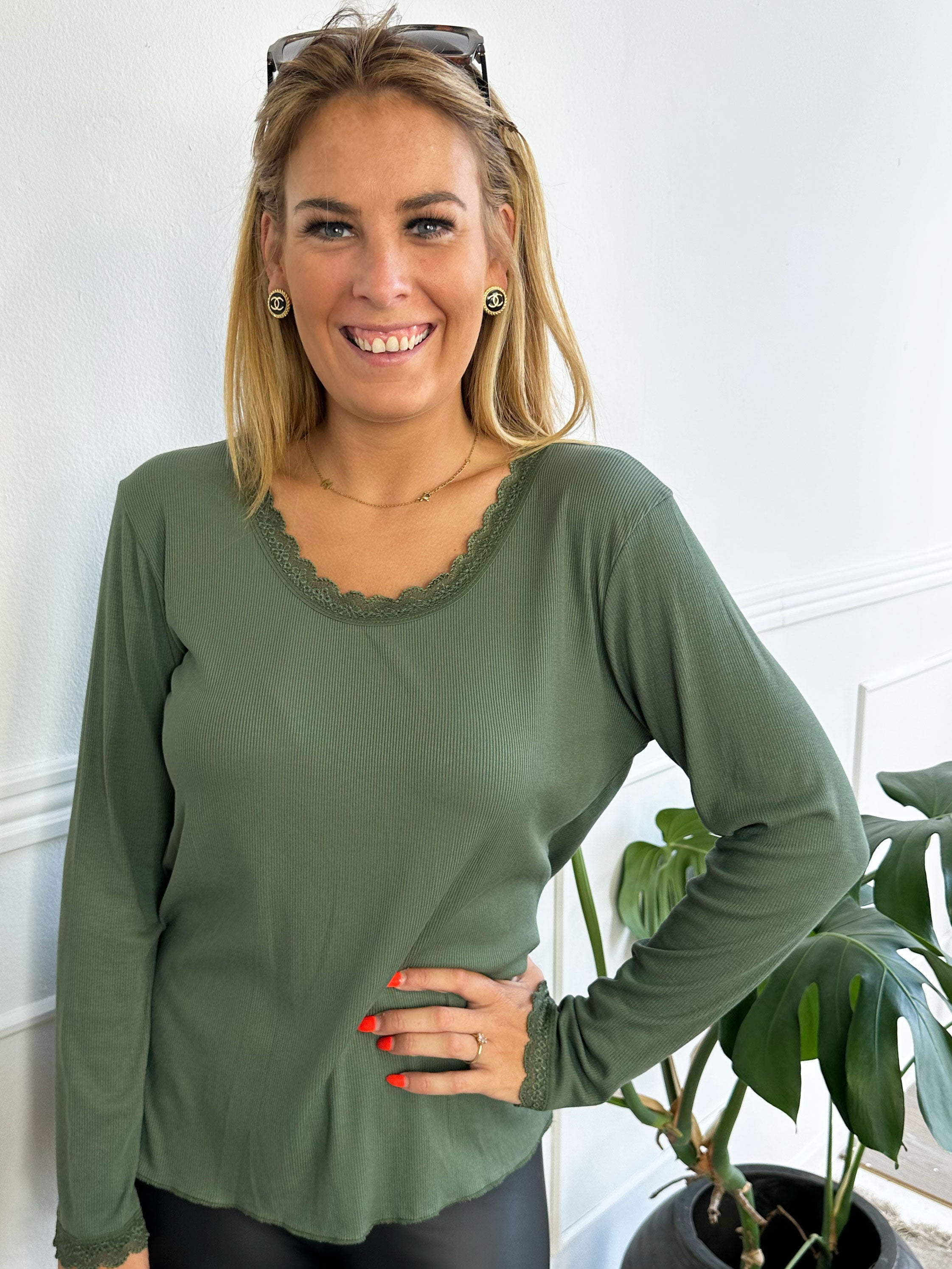 Ibina Long Sleeve - Söt blus med veck och spetskant